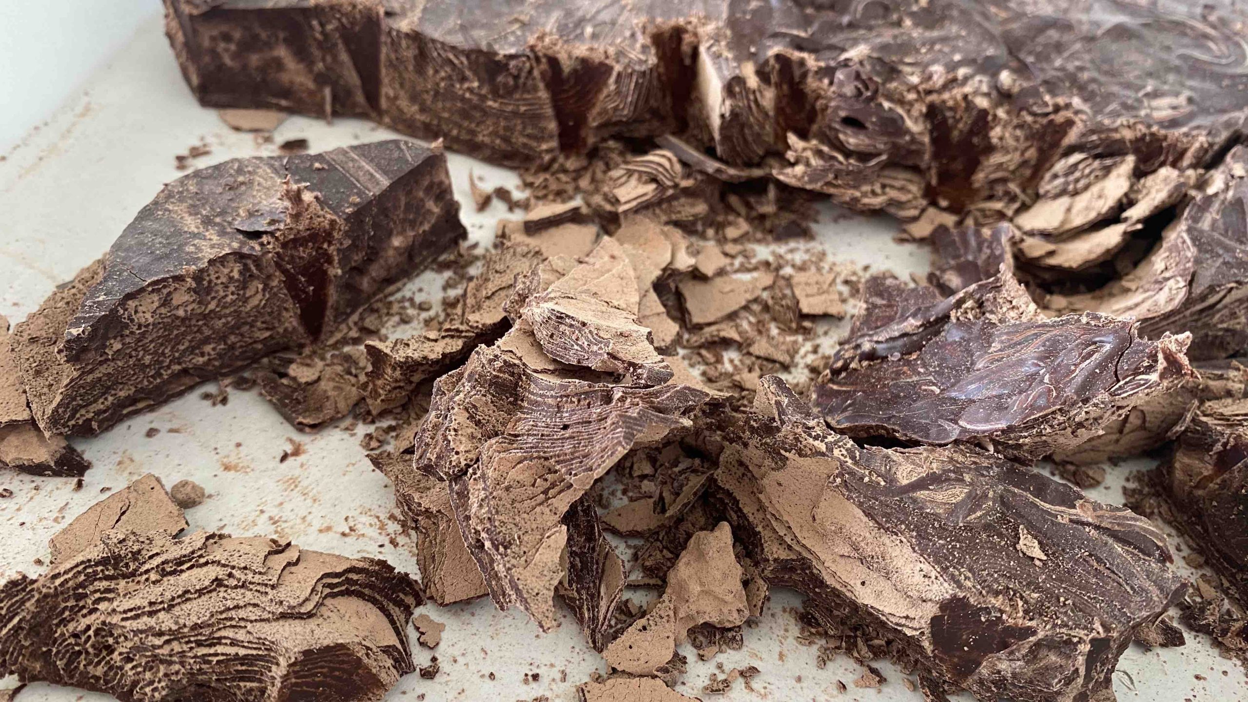 chocolat mature lucifeves d aubrac strates roches texture