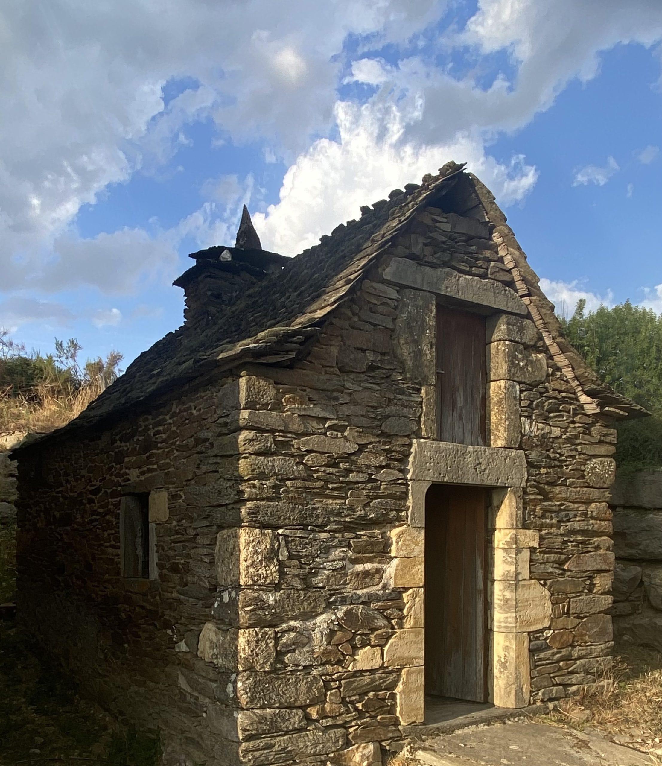secadou sechoir chataignes four en pierre pain batiment typique aubrac restauration renovation valesques castelnau de mandailles